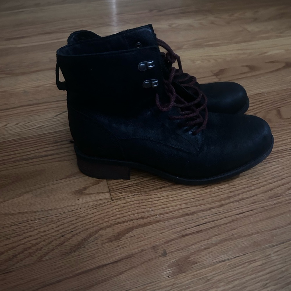 UGGs boots hardly worn.